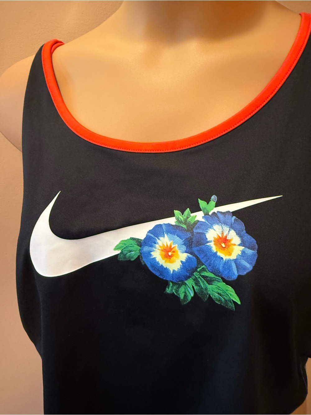 NWT Nike Black Hyper Femme Crop Tank women’s size medium